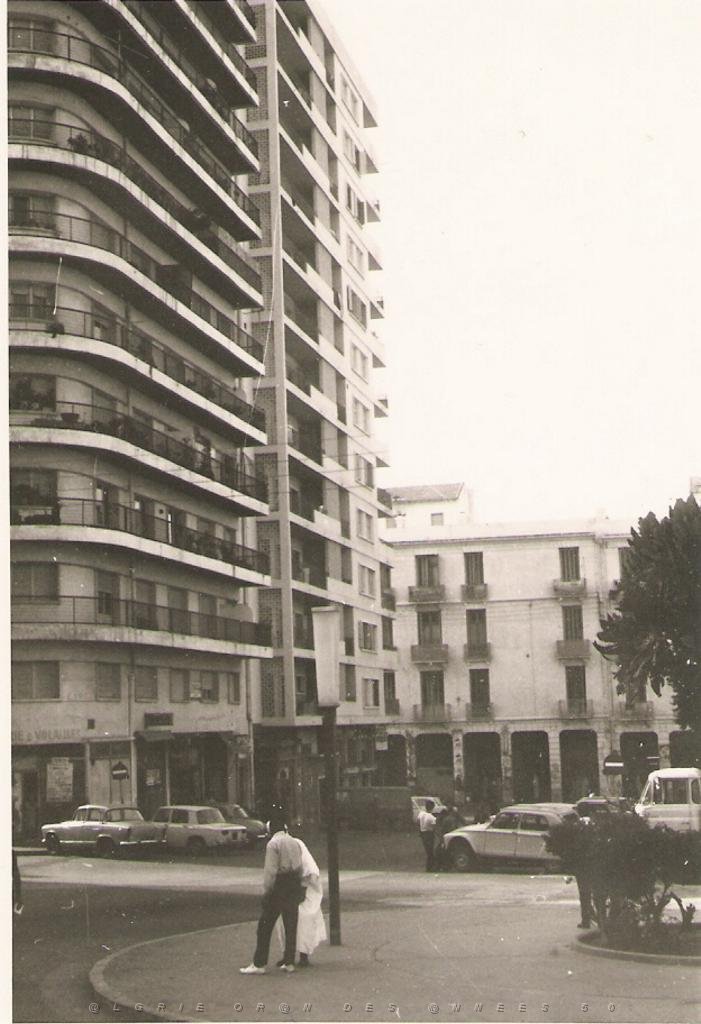07 ORAN 1972 NOUVEAU BATIMENT PLACE HOCHE ET ANGLE AVEC LA RUE D INKERMANN AU FOND RUE D ARZEW.JPG